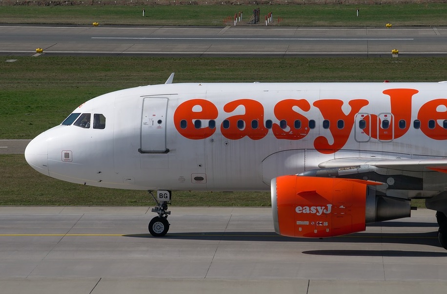 Which Amsterdam airport does Easyjet fly to