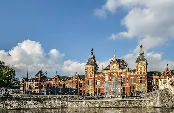 Heeft Amsterdam Centraal bagageopslag?