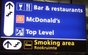 Hat der Flughafen Amsterdam Raucherbereiche / Lounges